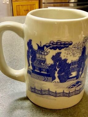 Blue Willow Vintage Anora
Large Mug featuring a classic Chinoiserie pattern.